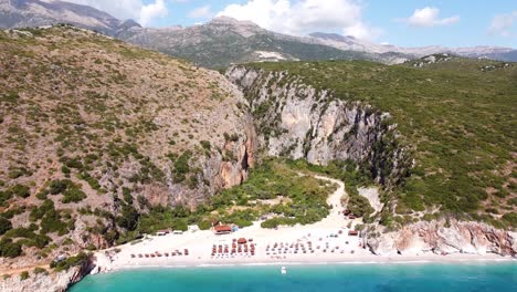 Gjipe-Beach-And-Canyon,-Albanien---Umkehrantenne-Mit-Weißem-Sandstrand-Und-Blauem-Meer