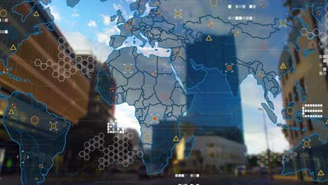 procesamiento de datos sobre el mapa del mundo contra edificios altos en el fondo