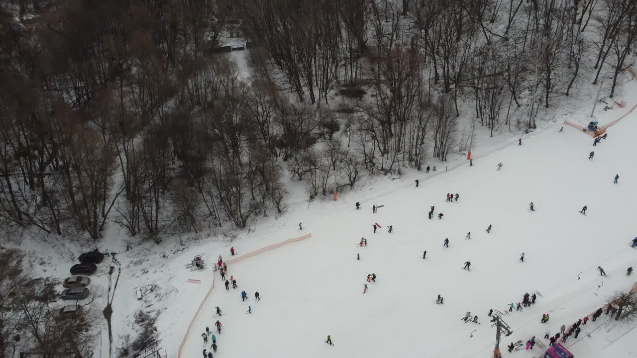 스키 리조트 슬로프에서 드론 보기. 공중에서 숲과 스키 슬로프. 드론으로 본 겨울 풍경. 스키장의 눈 덮인 풍경. 항공 사진