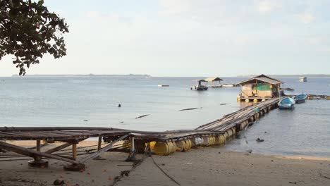 pontón en la bahía de indonesia