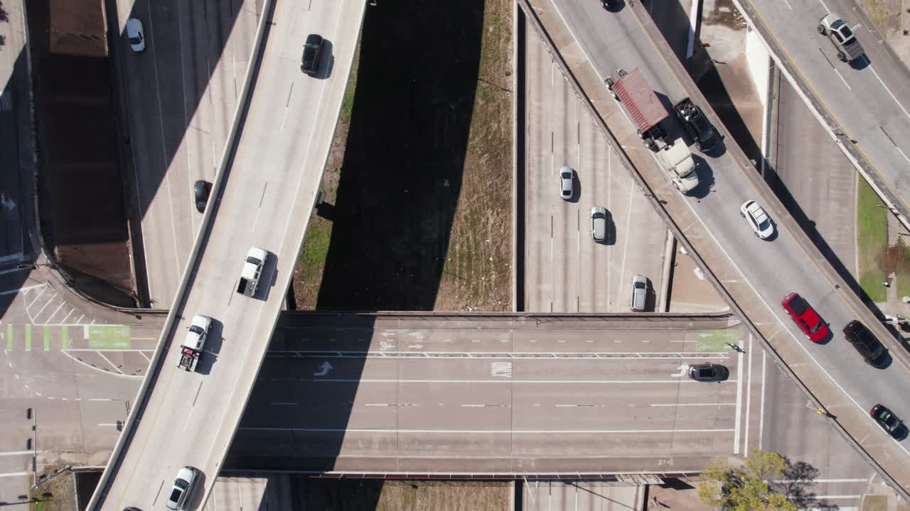 сверху вниз взгляд с воздуха, пересечение американских шоссе и перекресток трафика, пересечение шоссе в заливе, us-45 в хьюстоне, штат техас