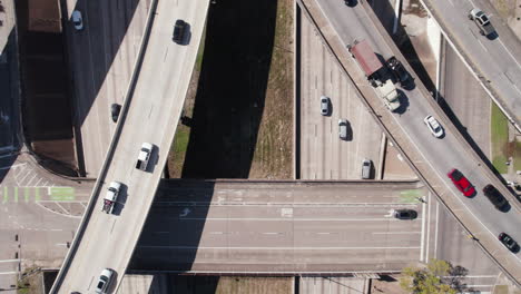 vista aérea de arriba hacia abajo, cruce de autopistas americanas e intercambio de tráfico, cruze de autopistas del golfo, us-45 en houston, texas