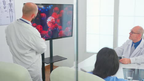 un médico experto hablando de una pandemia global con coronavirus