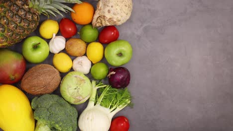 la composición saludable de frutas y verduras frescas maduras aparece en el lado izquierdo del fondo oscuro.