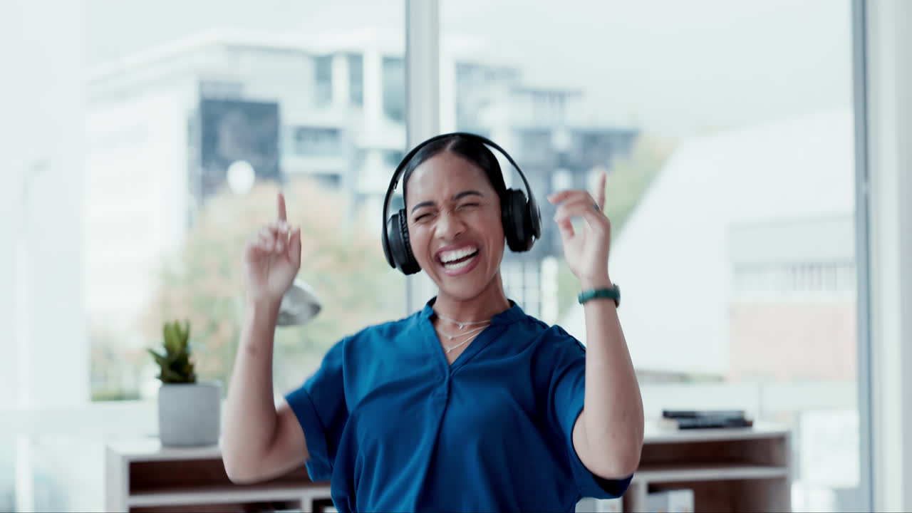 비즈니스 여자, 춤과 음악 헤드폰