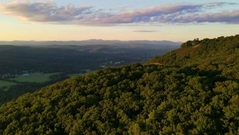 Wunderschöne-Luftdrohnen-Zeitrafferaufnahmen-Vom-Spätsommer-Und-Frühherbst-In-Einem-Appalachen-Gebirgstal-Mit-Wäldern-Und-Sanften-Grünen-Hügeln