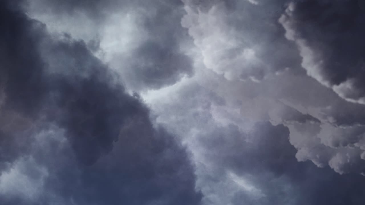 relámpagos pov parpadean entre espesas nubes cumulonimbus oscuras