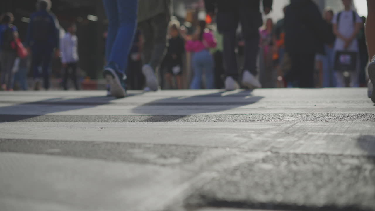 Persone che attraversano una strada trafficata della città