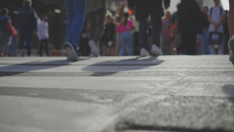 personas cruzando una calle ocupada de la ciudad