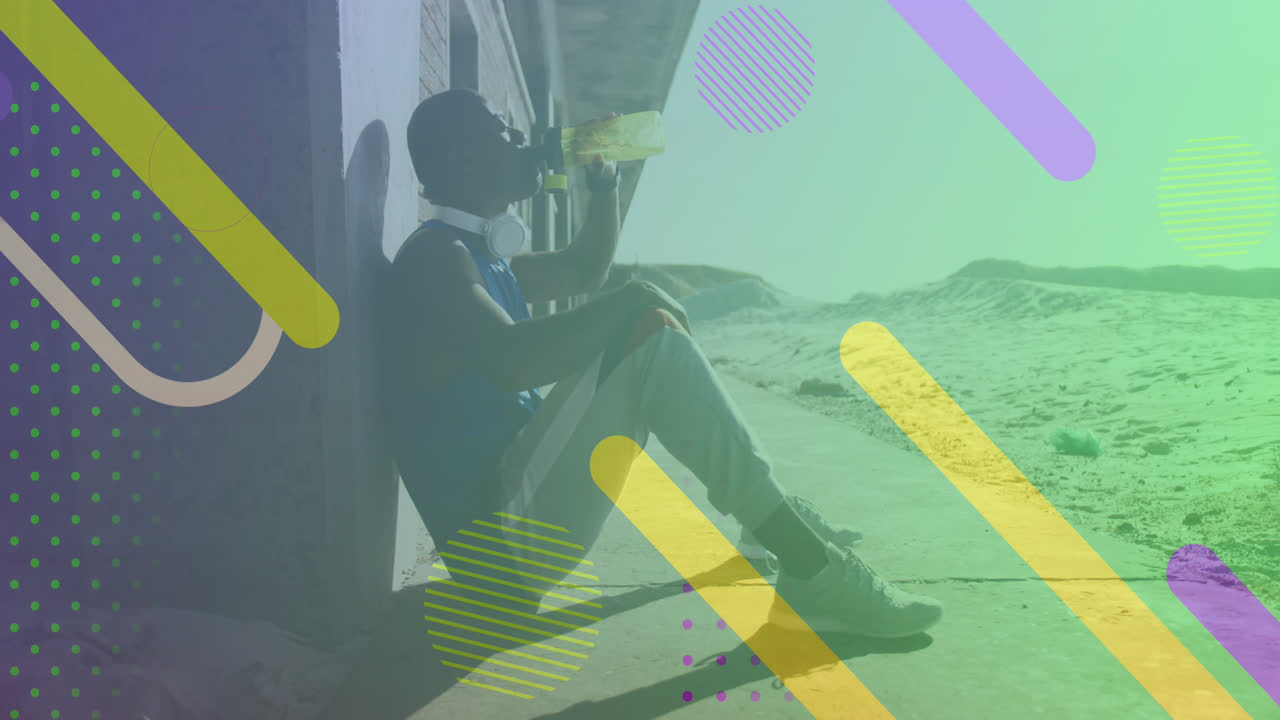 animación de formas en movimiento sobre un hombre afroamericano bebiendo agua en la playa