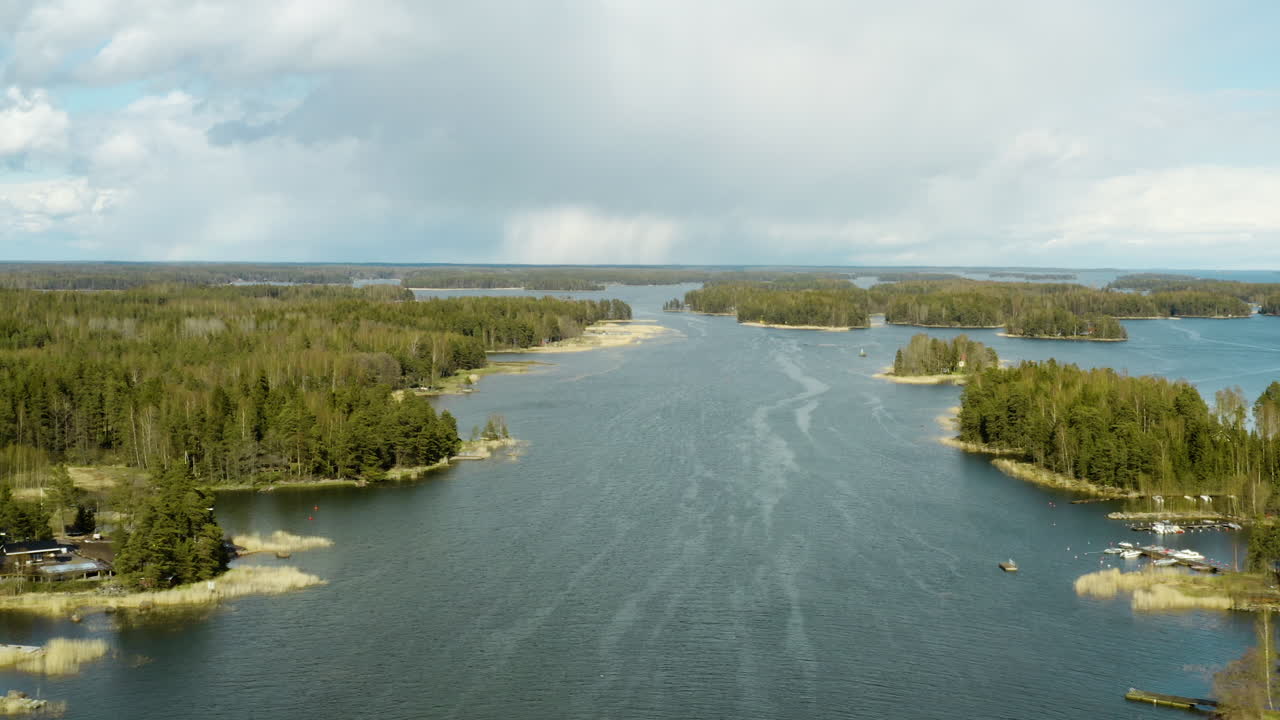 antena, seguimiento, toma de drones de una isla en el golfo de finlandia, en un soleado día de primavera, en el archipiélago de porvoo, en uusimaa