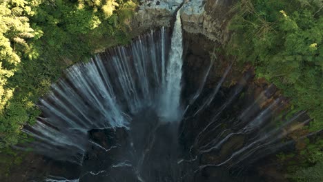 Vista-Aérea-De-La-Maravillosa-Cascada-Tumpak-Sewu-En-El-Bosque-Tropical-De-Lumajang,-Java-Oriental---Indonesia