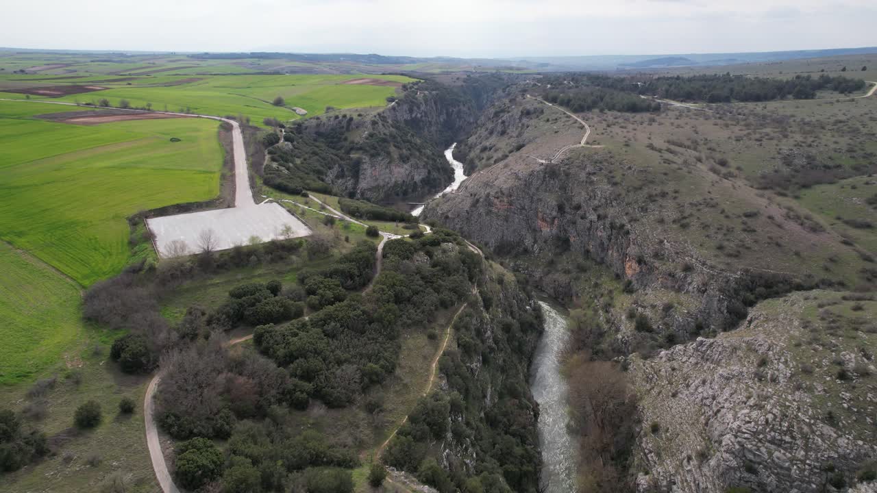 Video aereo con drone del Canyon di Aggitis nella regione di Serres, Grecia settentrionale, vista panoramica di un punto di riferimento geologico.