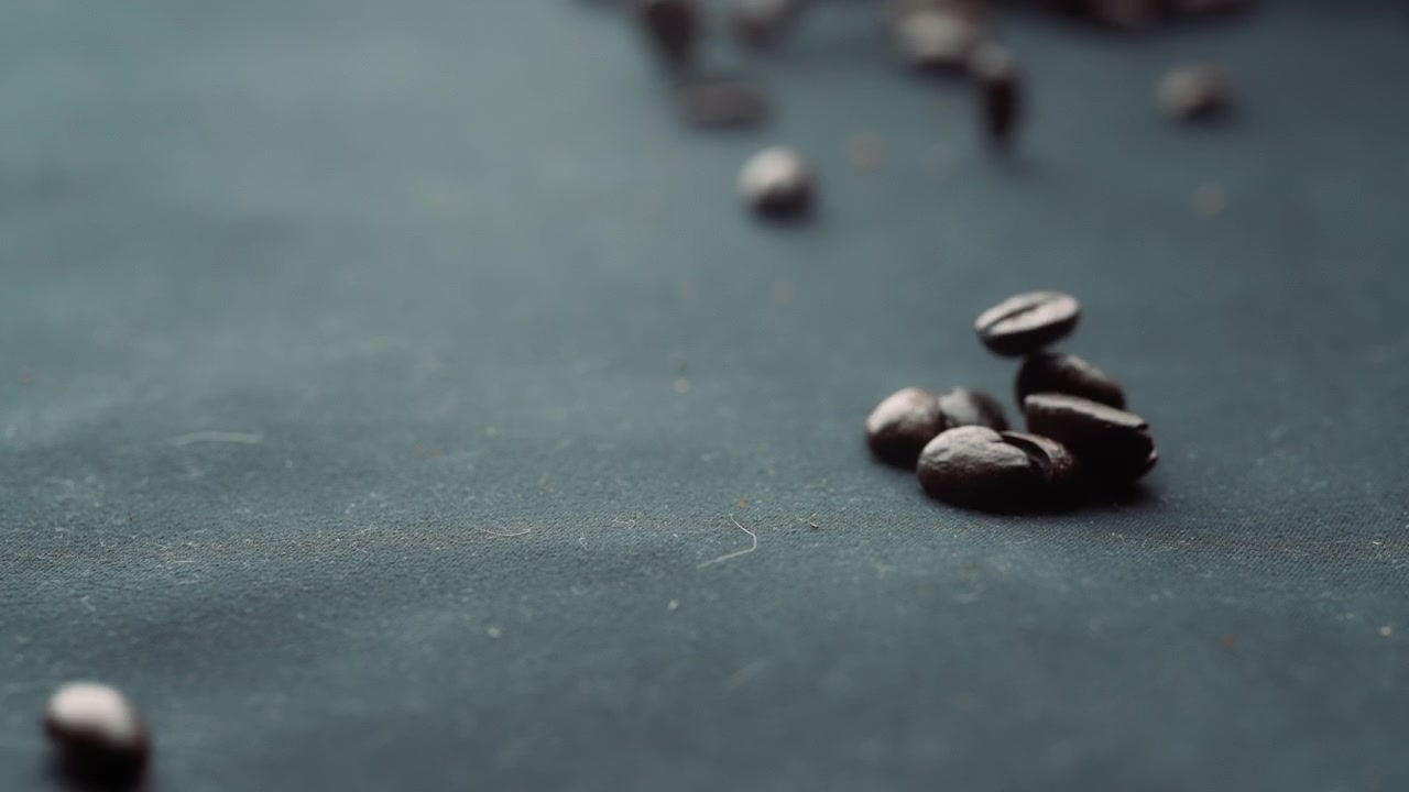 Chicchi di caffè che rotolano