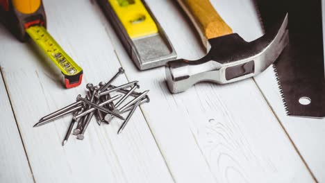 animación de herramientas y clavos de bricolaje en tablas blancas de madera