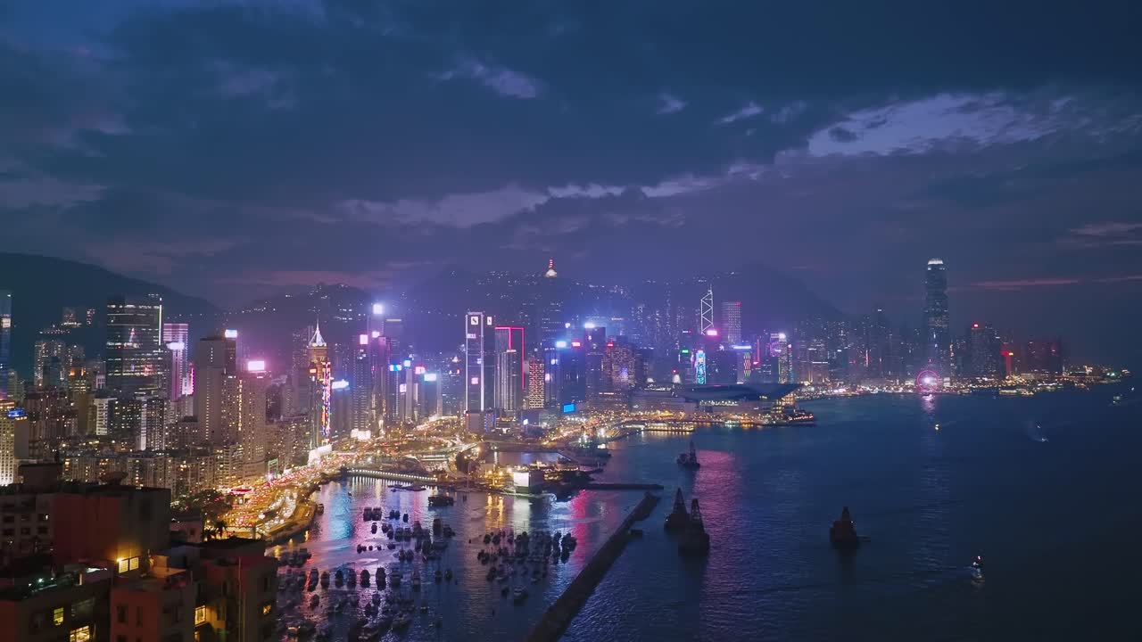 vista elevada con vistas al horizonte del puerto de victoria al atardecer, isla de hong kong, hk