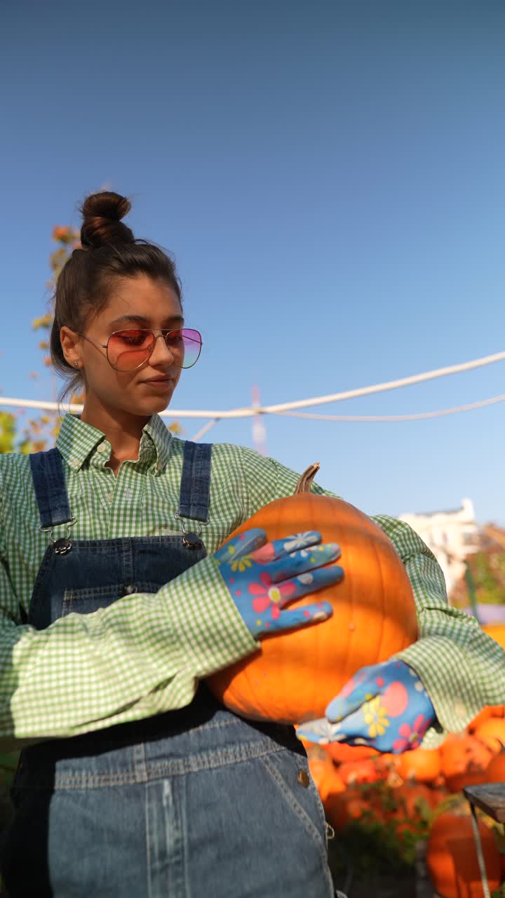 mujer cosechando calabazas