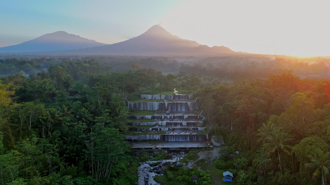 L'iconica cascata Watu Purbo al tramonto in Indonesia, vista aerea