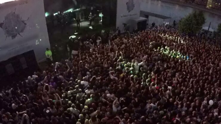Vista della scena a un concerto rock notturno e movimento della folla