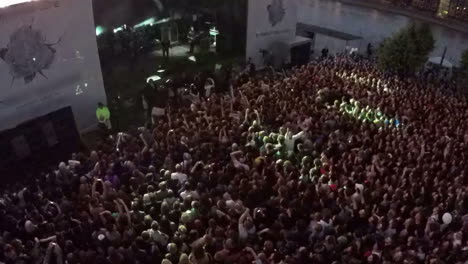 Vista-De-La-Escena-En-El-Concierto-De-Rock-Nocturno-Y-El-Movimiento-De-La-Multitud.