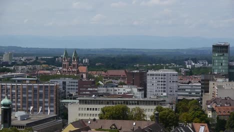 Blick-Vom-Freiburger-Münster-Auf-Die-Innenstadt-Von-Freiburg,-Deutschland-An-Einem-Bewölkten-Frühlingstag