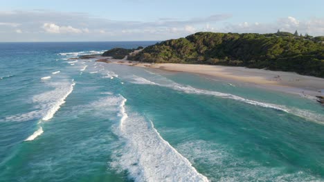 Zylinderstrand-Mit-Touristen,-Die-Im-Sommer-Genießen