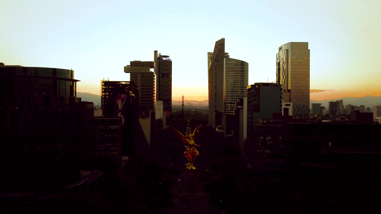 Vista única de um dos monumentos mais icónicos da Cidade do México, o "Angel de la Independencia", num belo pôr do sol.