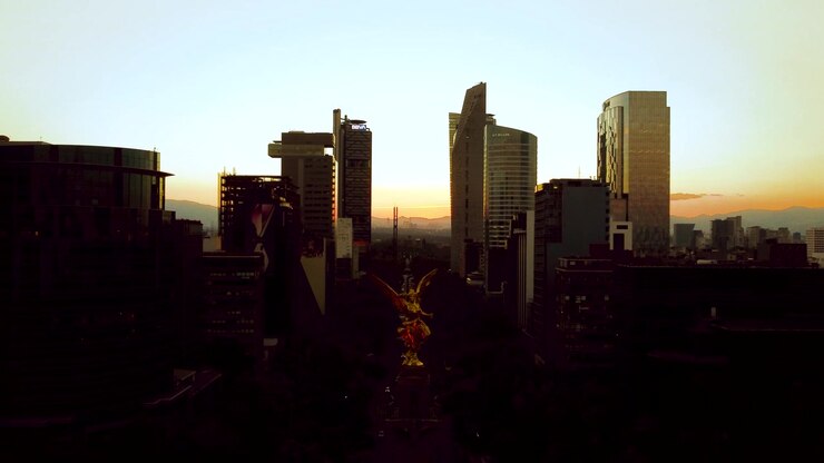 Vista única de um dos monumentos mais icónicos da Cidade do México, o "Angel de la Independencia", num belo pôr do sol.