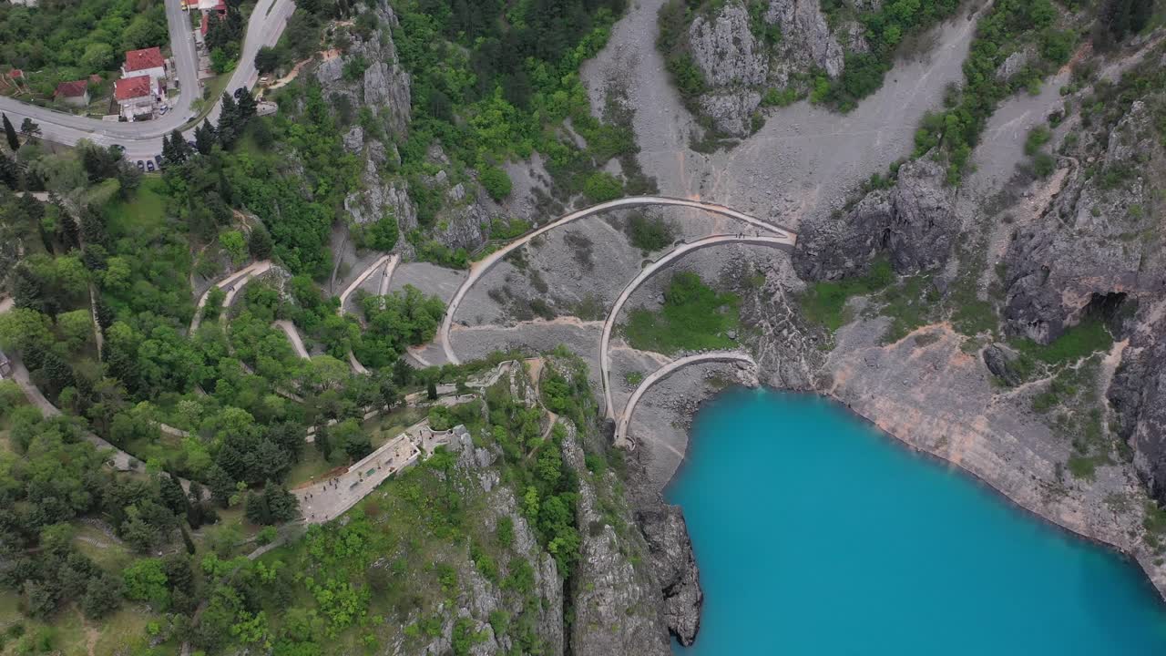vista aérea del lago azul cerca de imotski, croacia