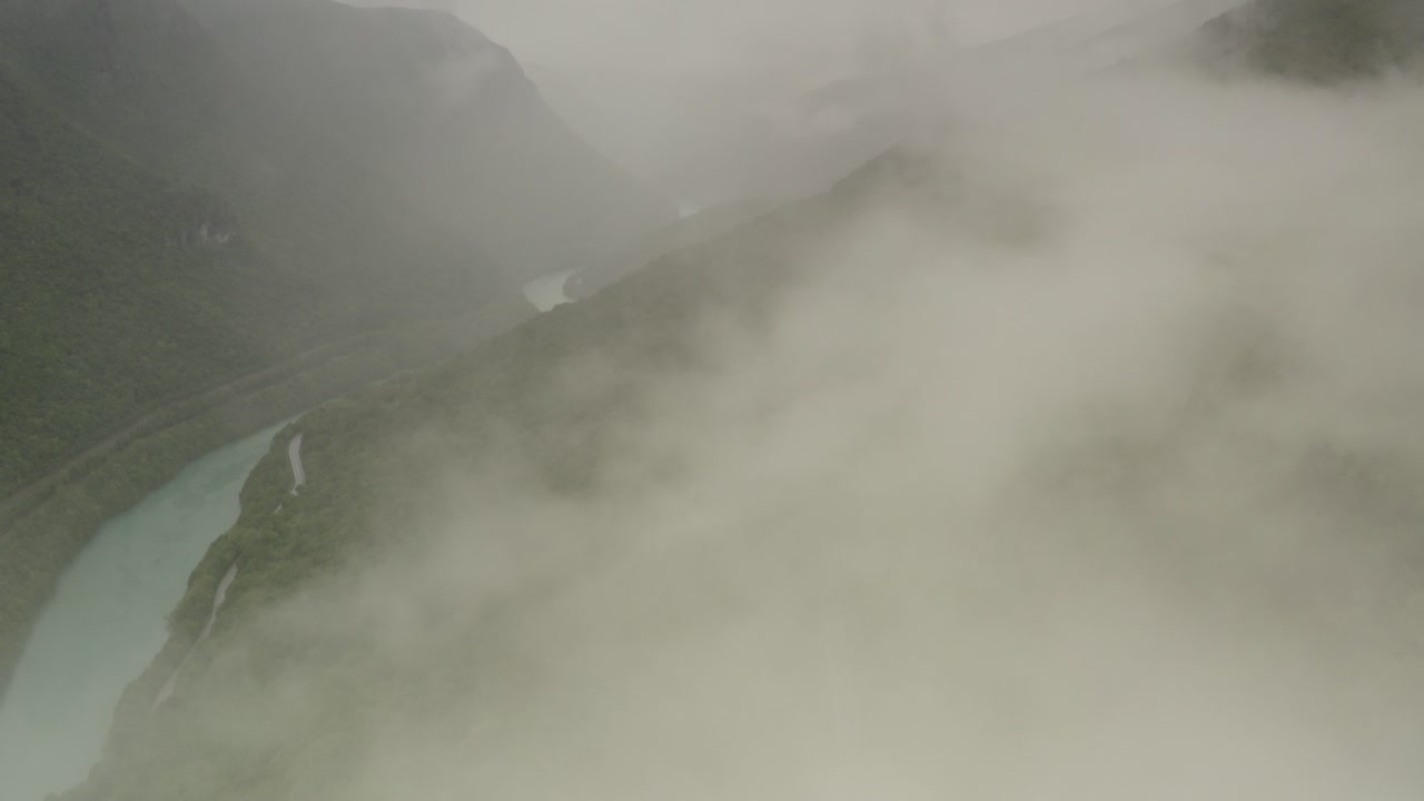 강 이 있는 안개 가 가득 한 산 계곡