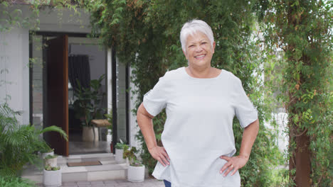 Retrato-De-Una-Feliz-Mujer-Caucásica-Mayor-Mirando-La-Cámara-En-El-Jardín