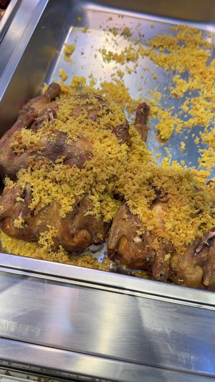 Pollos asados dorados cubiertos con migas crujientes