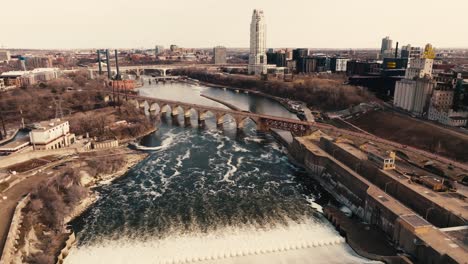 Luftaufnahme-Einer-Drohne-Von-Der-Stone-Arch-Bridge-In-Der-Innenstadt-Von-Minneapolis,-Minnesota