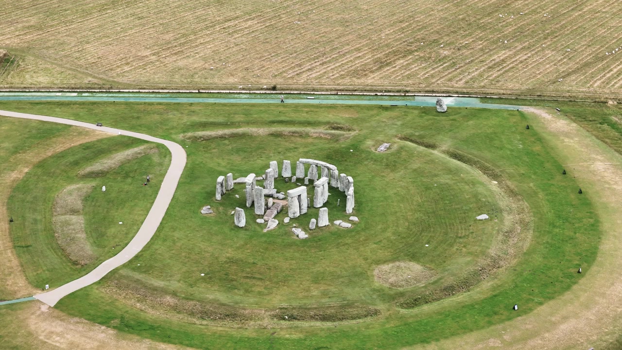 Stonehenge, icônica estrutura megalítica pré-histórica em Wiltshire, Inglaterra, em tomada aérea orbital
