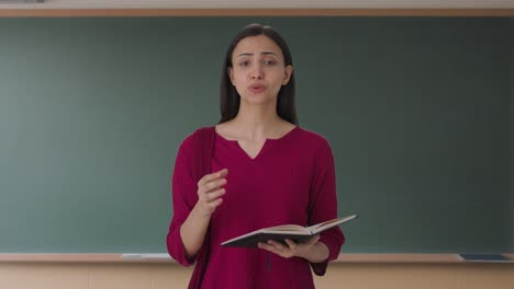 maestra india feliz enseñando en clase