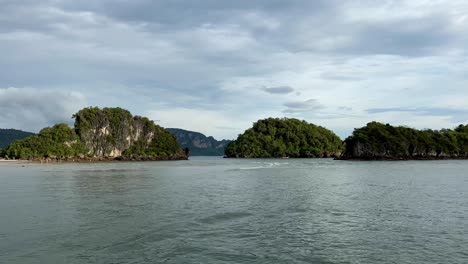 Water,-sun,-and-mountains-adorned-with-lush-vegetation-create-a-captivating-natural-panorama