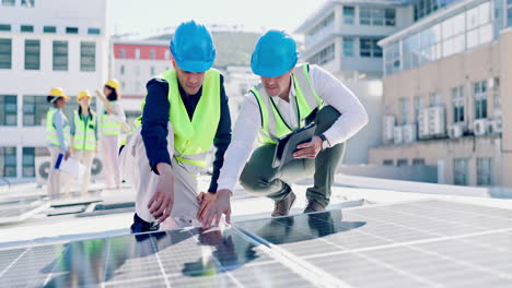 Solar-panels,-men-and-engineering-discussion