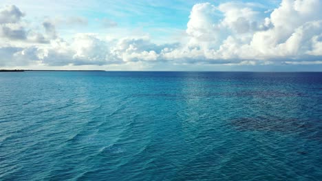 Aguamarina-Vibrante-Superficie-Del-Mar-Que-Refleja-Un-Hermoso-Cielo-Con-Nubes-Blancas-Que-Se-Elevan-Desde-El-Horizonte-Del-Océano-Hacia-El-Cielo-Azul-Claro-En-La-República-Dominicana