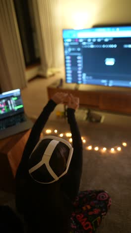 persona que utiliza auriculares vr en el hogar