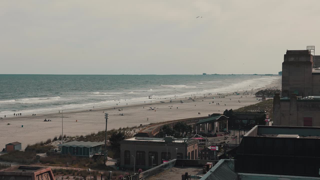 Una spiaggia affollata di Atlantic City in una giornata di sole nel New Jersey