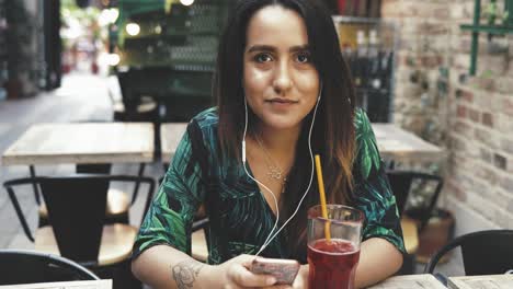 Mujer-Joven-Sonriendo-Mientras-Lee-Un-Mensaje-De-Texto