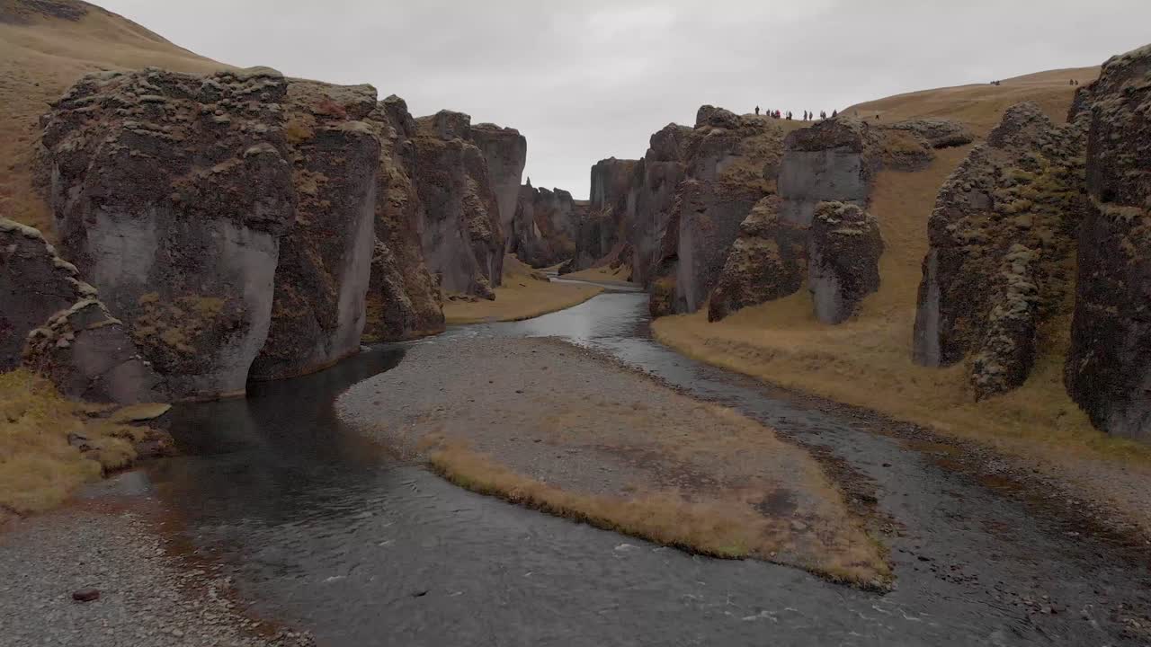 sobrevuelo aéreo cinematográfico del impresionante cañón islandés