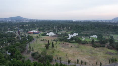 Orbitale-Hyperlapse-Um-Einen-See-Mit-Blick-Auf-Eine-Autobahn-Und-Ein-Naturgebiet-In-Xochimilco,-Mexiko-Stadt