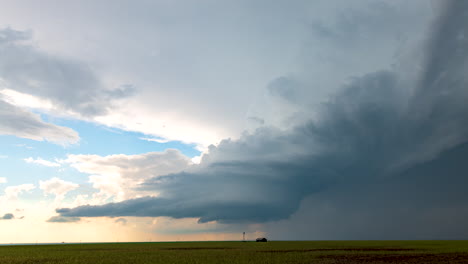 Eine-Klassische-Superzelle-Dreht-Sich-über-Einem-Kleinen-Bauernhaus-Im-Texas-Panhandle