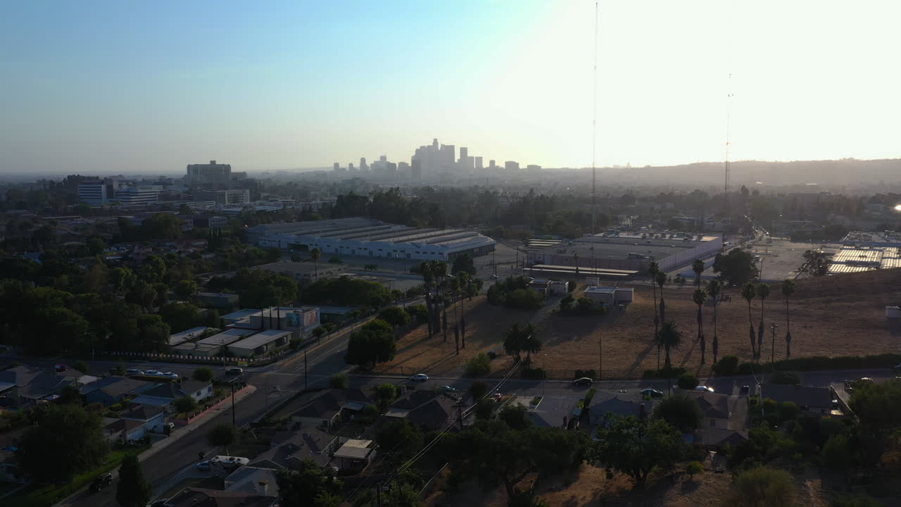 Ripresa in allontanamento dall'incredibile skyline di Downtown Los Angeles in silhouette durante un tramonto spettacolare, ripresa aerea con drone, California, USA