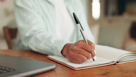 manos, escritura y cuaderno con un bolígrafo en la mano