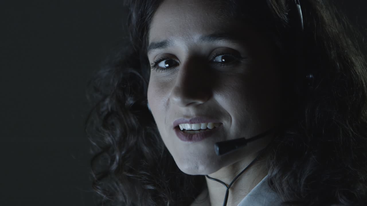 mujer feliz con auriculares hablando a la cámara