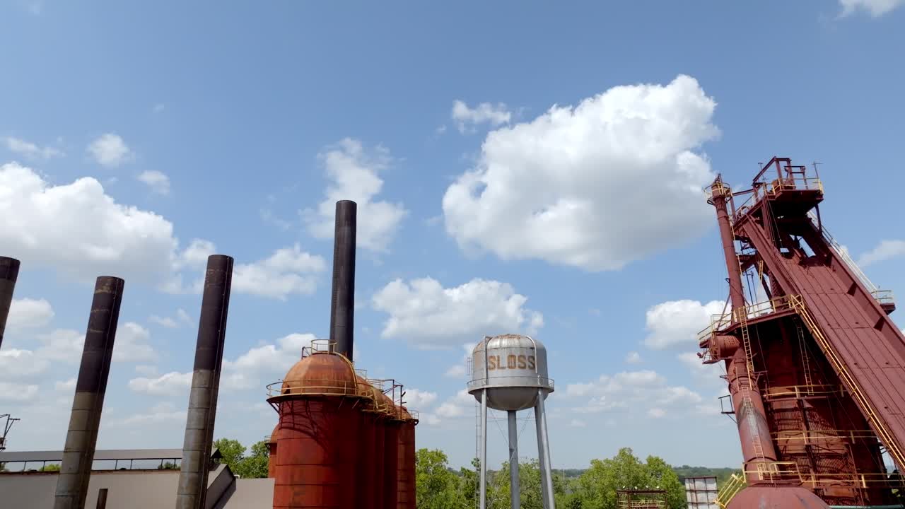 Die Sloss Furnaces National Historic Site in Birmingham, Alabama, mit einem Drohnenvideo, das sich langsam und als Nahaufnahme von links nach rechts bewegt