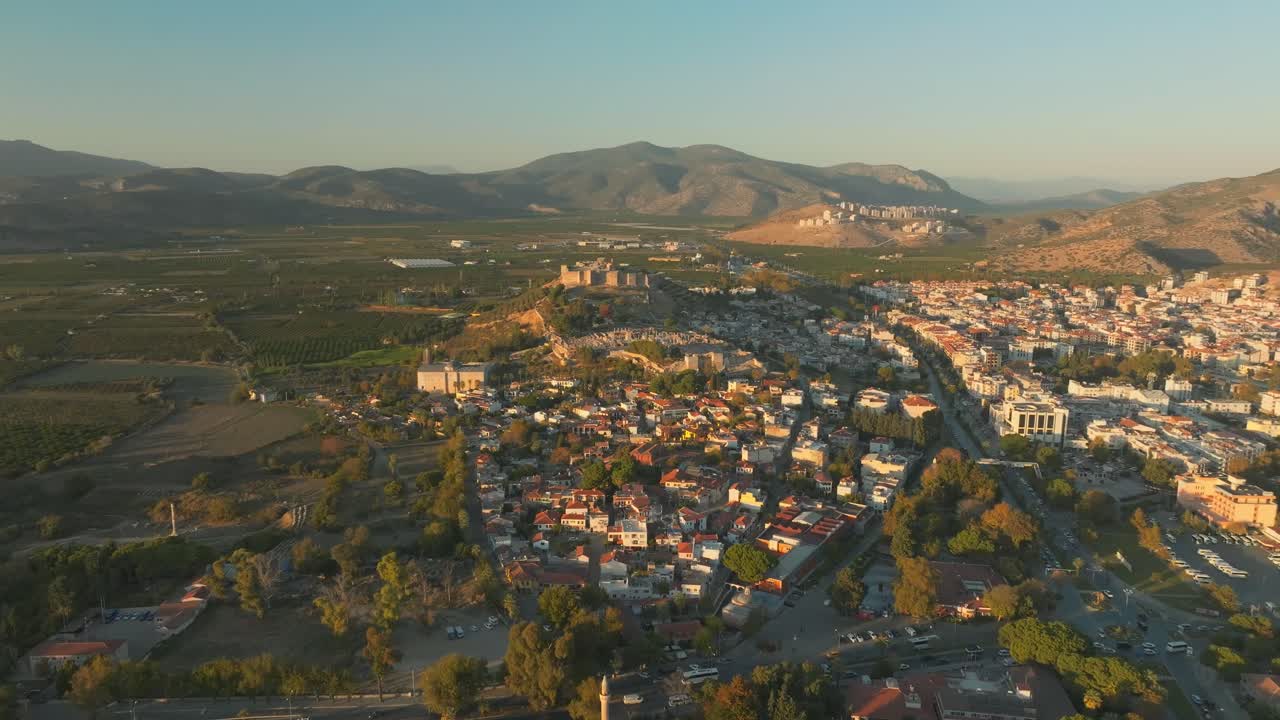 Drone sopra il Castello di Selçuk, panoramica dall'alto con movimento dinamico e suggestivo, Turchia