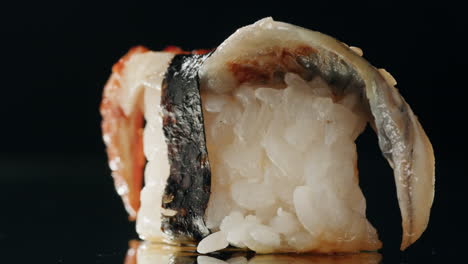 sushi de anguila, sashimi nigiri, restaurante de sushi japonés, atún fresco y rebanadas de salmón en un café moderno, comida tradicional, plato de pescado rojo crudo, omega 3.